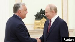 Президент Росії Володимир Путін тисне руку прем'єр-міністру Угорщини Віктору Орбану під час зустрічі в Кремлі в Москві, 5 липня 2024 року
