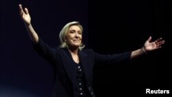 Ֆրանսիա - «Ազգային միավորման» առաջնորդ Մարին Լը Պենը աջակիցների հետ տոնում է հաջողությունը ընտրություններում, Էնեն Բոմոն, 30-ը հունիսի, 2024թ.