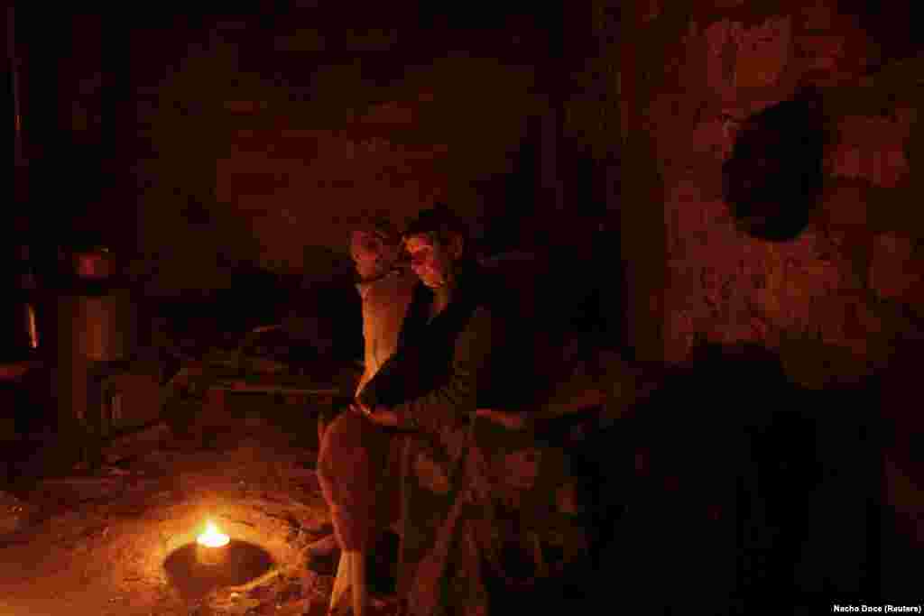 Освітлений свічками льох, який їхній покійний син Олександр побудував як склад для продуктів, тепер є їхнім домом &nbsp;