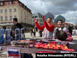 «Міжнародний ярмарок геноциду» – мистецький перформенс, ціль якого продемонструвати подвійні стандарти Європи. Варшава, Польща, 6 квітня 2024 року