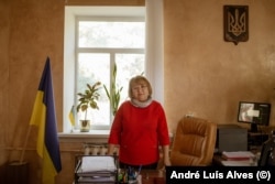 В стелі в кабінеті Олени Шаркової, голови сільради в Миропіллі, є сліди від шрапнелі після російських обстрілів