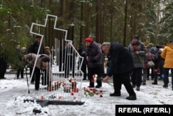 Открытие временного памятника репрессированным полякам на территории Левашовской пустоши, 30 октября 2023. В конце июня 2023 года монумент убрали. Власти Петербурга утверждают, что монумент убрали на реставрацию.