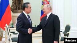 Кытайдын тышкы иштер министри Ван И Орусиянын президенти Владимир Путин менен, 22-февраль, 2023-жыл.