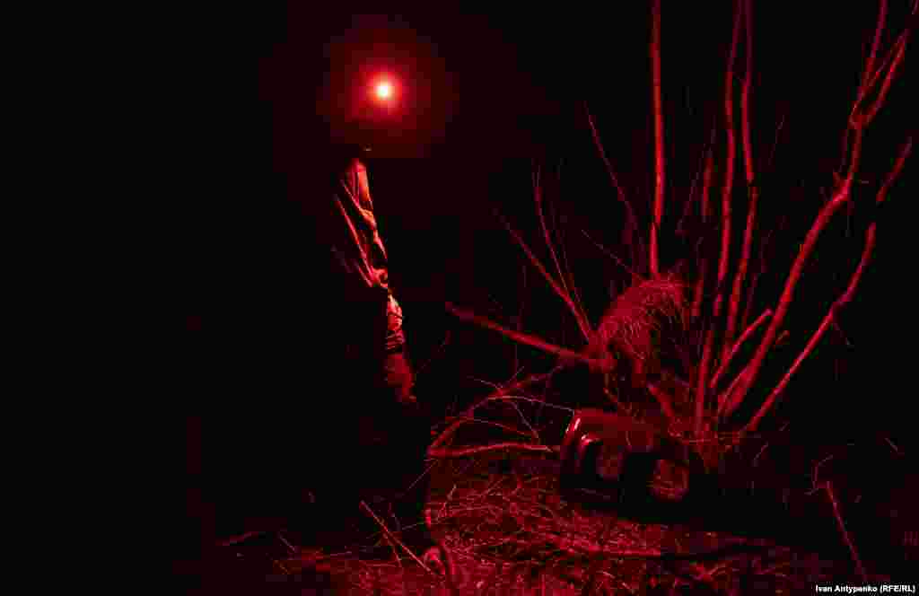 Морський піхотинець Богдан біля САУ 2С1 &laquo;Гвоздика&raquo; перед нічною роботою по позиціях противника на окупованій частині Херсонської області