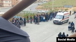 اعزام نیروهای اورژانس پس از بروز مسمومیت مشکوک با گاز در میان دانش‌آموزان یک مدرسۀ دخترانه در سنندج، کردستان