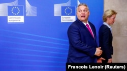Ýewropa Komissiýasynyň başlygy Ursula fon der Leýen (sagda) we Wengriýanyň premýer-ministri Wiktor Orban (arhiw suraty)