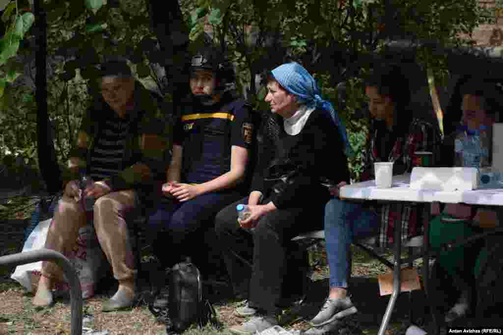 Жінка у синій хустинці &ndash; Тетяна. Під завалами рятувальники шукають її маму. Сестра (ліворуч на фото) змогла вибратись зі зруйнованої квартири сама&nbsp;