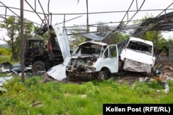 Пошкоджені внаслідок російських обстрілів автівки в Козачій Лопані