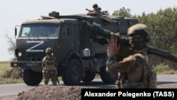 Фото російського інформагенства ТАСС. Російські військовослужбовці супроводжують переміщення військової колонни на окупованій території Запорізької області України 