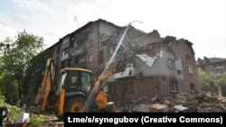 Одна з російських ракет поцілила у п’ятиповерховий житловий будинок, там були повністю зруйновані конструкції з 3-го по 5-й поверхи одного з його під’їздів, сталася пожежа