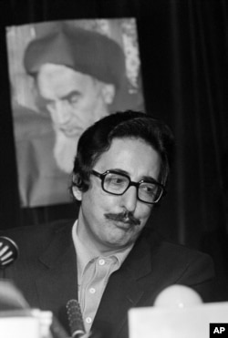 ابوالحسن بنی‌صدر در یک نشست رسانه‌ای در تهران در مقام رئیس جمهوری اسلامی