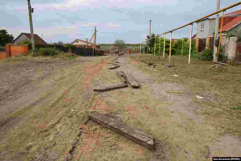 Вулиці Білозерки, що неподалік Херсона, після підтоплення. По дошках намагалися пересуватися, коли вода почала спадати. Червень 2023 року