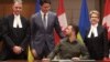 Премьер-министр Канады Джастин Трюдо (в центре) и президент Украины Владимир Зеленский во время встречи в канадском парламенте