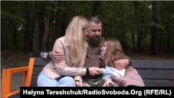 Військовослужбовець ЗСУ Олексій Притула під час поранення на війні на Лиманському напрямку втратив ноги. Дружина Юлія та донька Соломія весь час разом з ним