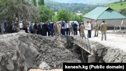 Нурланбек Шакиев селден жабыркаган айылдардан кабар алып жаткан учуру. Аксы, Жалал-Абад, Кыргызстан. 28-май, 2024-жыл.