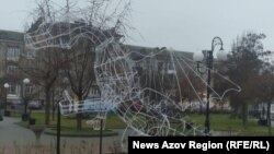 Так виглядають новорічні інсталяції в окупованому Бердянську