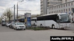 Татарстан урамында туктаган экскурсион автобуслар