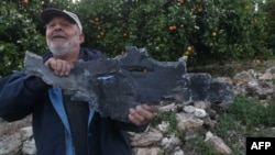 Լիբանան - Տիրե քաղաքի բնակիչը ցույց է տալիս Իսրայելից արձակված հրթիռի բեկորը, 7-ը ապրիլի, 2023թ.