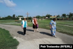 Жексенбі күні католик шіркеуіне құлшылық қылуға бара жатқан Озёрное ауылы тұрғындары. Солтүстік Қазақстан облысы, 21 шілде, 2024 жыл.