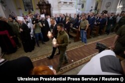 Президент України Володимир Зеленський і президент Польщі Анджей Дуда вшановують в соборі Святих Петра і Павла у Луцьку пам'ять жертв Волинської трагедії під час Другої світової війни. Україна, 9 липня 2023 року.