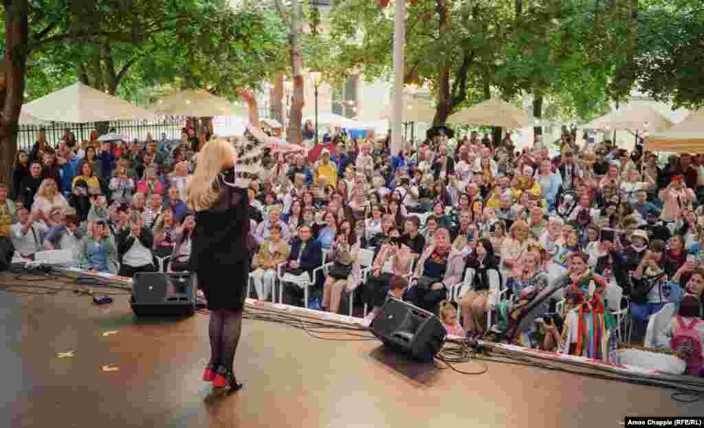 Українська співачка та ексдепутатка Оксана Білозір виступає під час фестивалю &laquo;Вишиванка-фест&raquo; у Празі