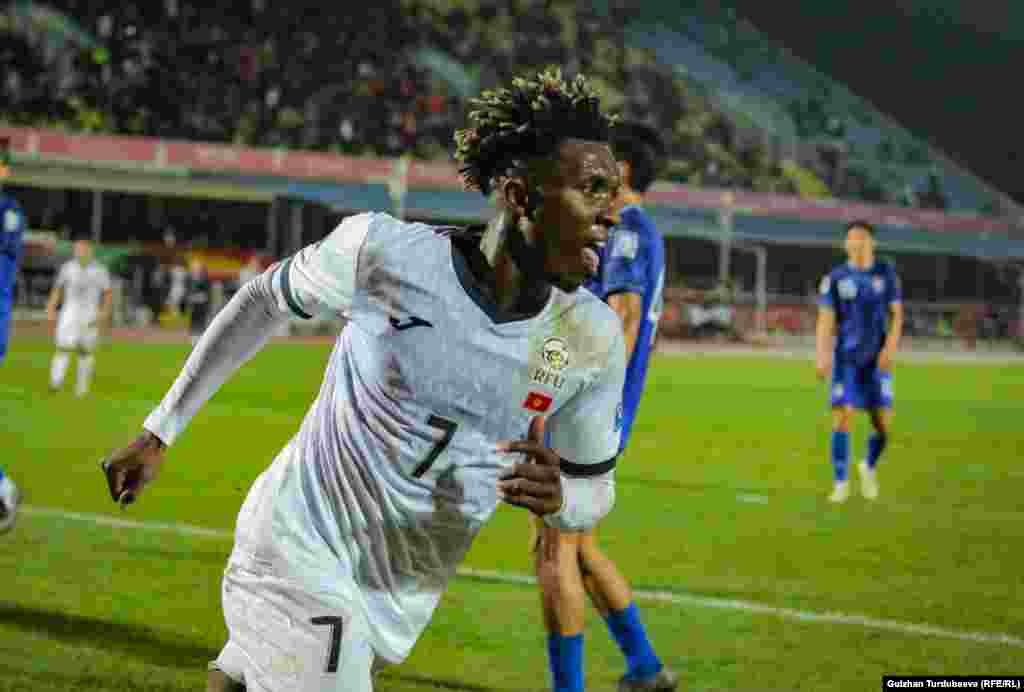 Чабуулчу Кожо Жоел кыргыз футбол тарыхындагы бир оюнда үч гол киргизген төртүнчү оюнчу. Буга чейин Виталий Люкс (2019-жылы өткөн Азия Кубогунда Филиппин курамасынын дарбазасына), Эдгерд Берхард (2019-жылы дүйнө чемпионатынын тандоо оюндарында Мьянма курамасынын дарбазасына) жана Мирлан Мурзаев&nbsp;(2021-жылы дүйнө чемпионатынын тандоо оюндарында Мьянма курамасынын дарбазасына) киргизген.&nbsp;