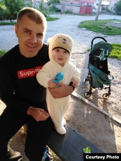 Дмитро Бабенко з татком Романом. Фото з особистого архіву родини