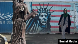 ویتنی رایت، بازیگر فیلم‌های پورن، در کنار سفارت سابق آمریکا در تهران که در سال ۱۳۵۸ توسط پیروان روح‌الله خمینی اشغال شد