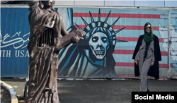 ویتنی رایت، بازیگر فیلم‌های پورن، در کنار سفارت سابق آمریکا در تهران