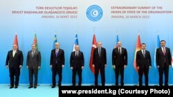 Türki Döwletler Guramasynyň Döwlet baştutanlarynyň geňeşiniň nobatdan daşary mejlisine gatnaşyjylar. Ankara, Türkiýe. 16-njy mart, 2023 ý. 