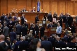 Parlamentul votând în plen conducerea ANRE, în aprilie 2023. În afară de mutările obligatorii, Parlamentul pare lipsit de autoritate. Serviciile de informații nu numai că au întârziat ani să își prezinte activitatea, dar nici nu mai au șefi care să vină în fața parlamentarilor.