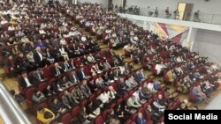 Коомдук талкууга катышкан дарыгерлер. 