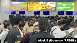 Мекенине кайтып жаткан пакистандык студенттер. “Манас” аэропорту. 21-май, 2024-жыл.