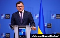 Очільник МЗС України Дмитро Кулеба на пресконференції у штаб-квартирі НАТО. Брюссель, Бельгія, 21 лютого 2023 року