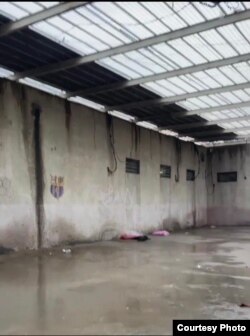 Здесь находящиеся в камерах гуляют по два часа в день. Фото «Азаттыку» прислали обратившиеся в редакцию заключенные.