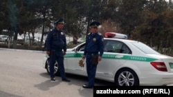 Полиция контролирует уличное движение. Ашхабад. Март 2024 г.