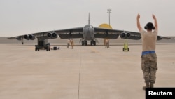 نمایی از یک بمب‌افکن آمریکایی در پایگاه العدید در قطر