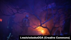 Адзін са зьбітых бесьпілётнікаў упаў у жылы квартал у Адэскім раёне і выбухнуў, выклікаўшы разбурэньне будынкаў і пажар