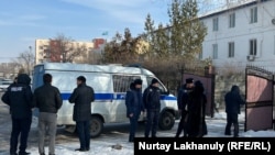 Сотрудники сил безопасности и полицейский микроавтобус у здания суда, где рассматривается дело Думана Мухаммедкарима. Конаев, 22 февраля 2024 года