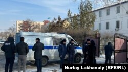 Журналист Думан Мұхаммедкәрімнің соты өтіп жатқан Қонаев сотының ғимараты. 22 ақпан 2024