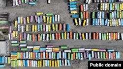 Транспорт жана жол инфраструктурасын өнүктүрүү департаментиндеги жарактан чыккан автобустар.