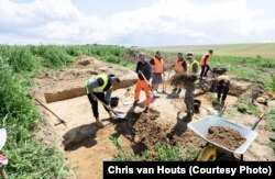 Український ветеран Олексій бере участь у розкопках разом із ветеранами з Британії, Нідерландів, Німеччини, Бельгії та Австралії