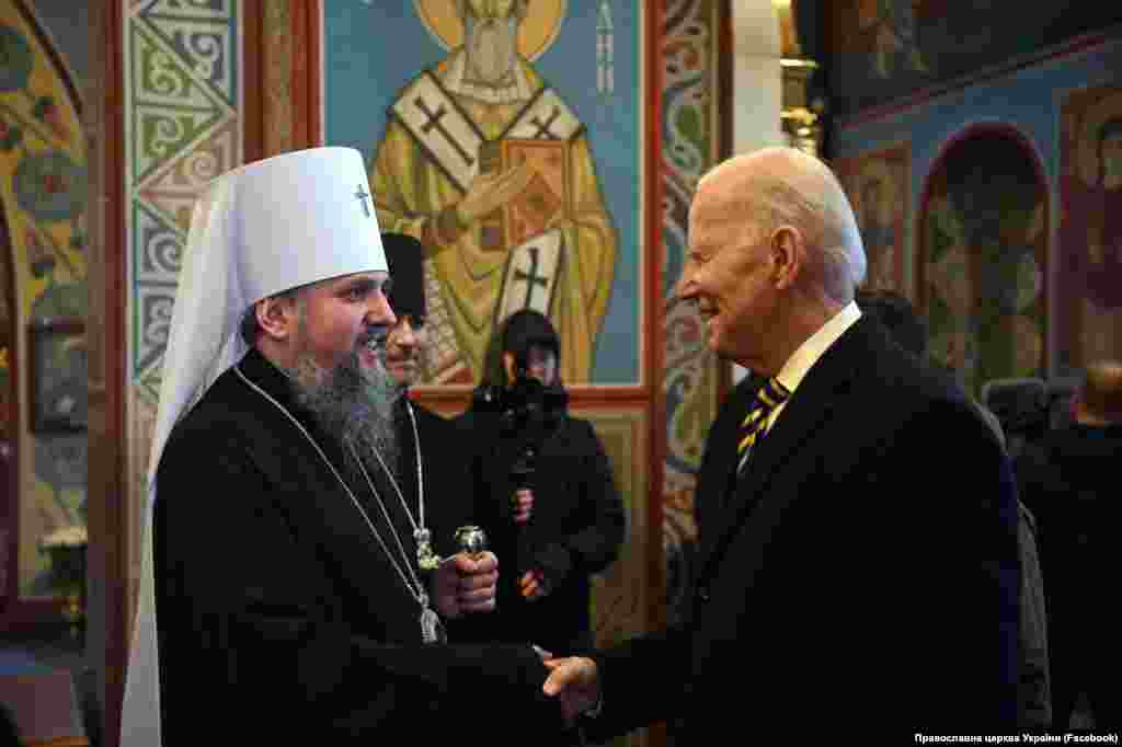 Президент США Джо Байден спілкується з главою ПЦУ, митрополитом Київським і всієї України Епіфанієм у Михайлівському Золотоверхому соборі. Київ, 20 лютого 2023 року