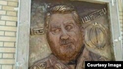 در این تصویر سعی شده مجسمه قاسم سلیمانی برای ردگم‌کنی شبیه محسن رضایی ساخته شود.