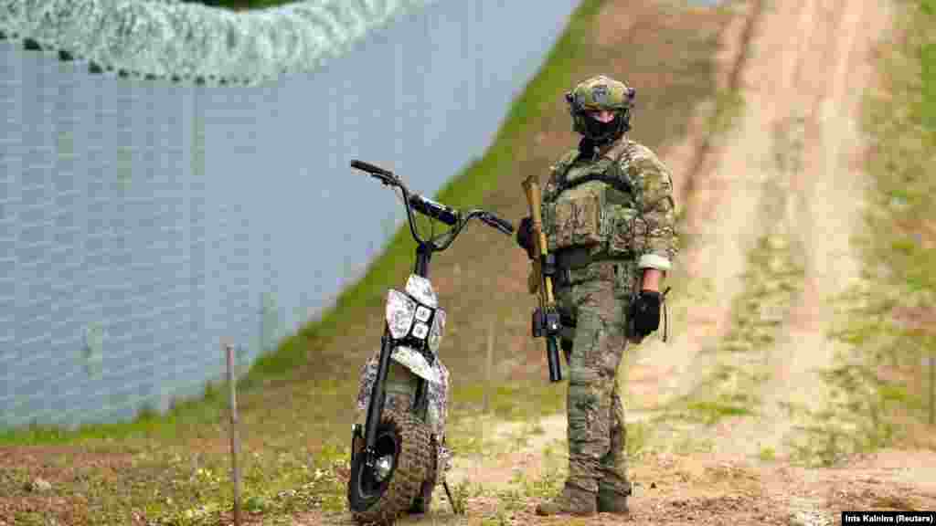 Рига оголосила надзвичайний стан у прикордонному регіоні ще у серпні 2021 року. Тоді уряд Латвії дозволив прикордонникам повертати мігрантів