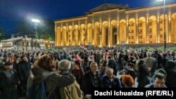 Վրաստան - «Օտարերկրյա գործակալների» մասին օրենքի դեմ հանրահավաքը խորհրդարանի շենքի դիմաց, Թբիլիսի, մայիս, 2024թ.