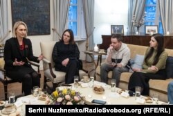 Бріджит Брінк, посол США (зліва) під час спілкування з журналістами. Київ, 20 лютого 2024 року