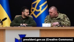 За даними СБУ, планувалася ліквідація президента України Володимира Зеленського, а також голови СБУ Василя Малюка (праворуч від Зеленського на фото) та очільника ГУР Кирила Буданова