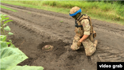 Дороги вздовж лінії фронту всіяні російськими мінами