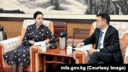 Кыргызстандын Кытайдагы элчиси Актилек Мусаева менен Кытайдын Жарандык авиация администрациясынын Эл аралык департаментинин директору Чэн Вэй. 